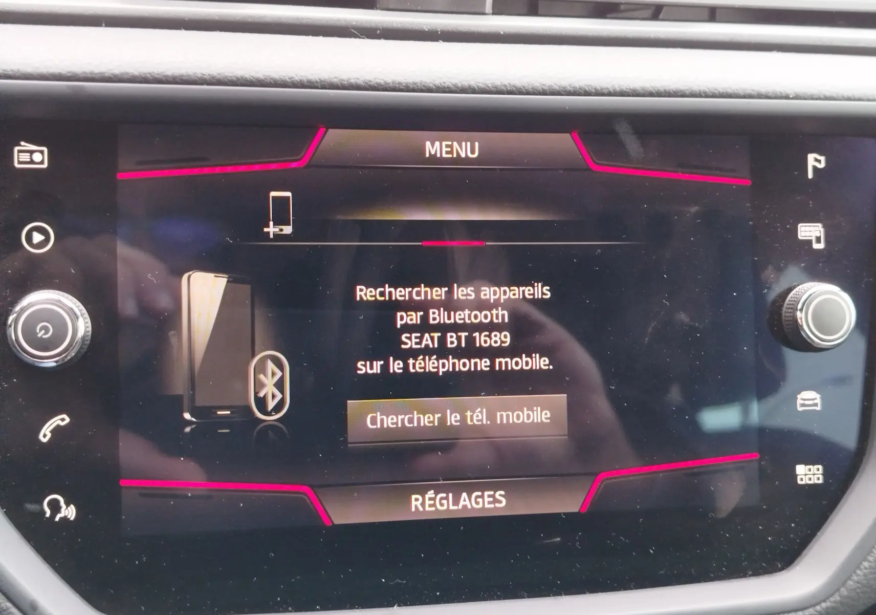 Écran tactile central du SEAT Arona 2020 affichant le menu Bluetooth avec options de connexion et réglages.