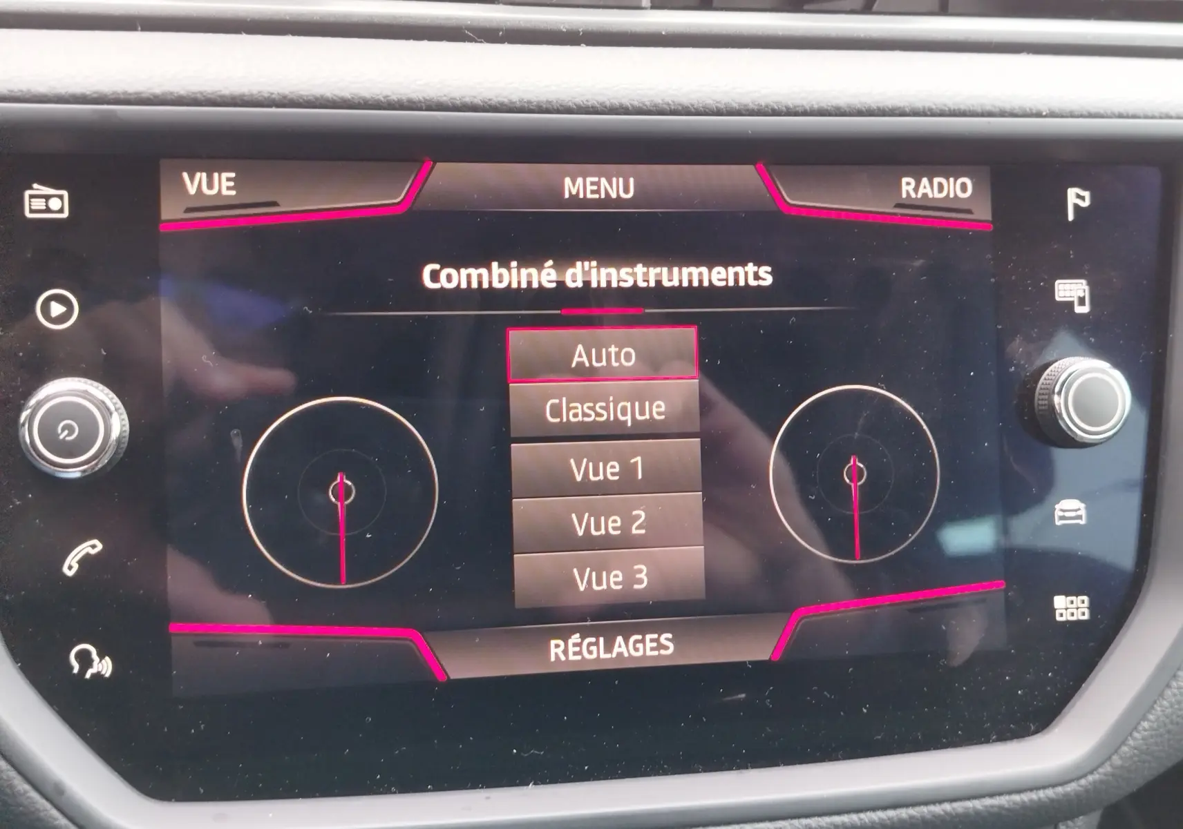 Écran tactile du combiné d'instruments de la SEAT Arona 2020 affichant les options de vue du tableau de bord.