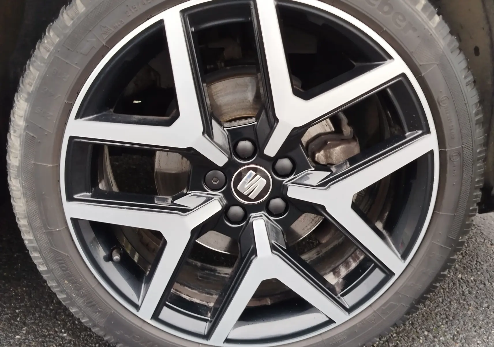 Gros plan sur la jante alliage bicolore noire et argentée du SEAT Arona 2020, mettant en valeur le logo central.