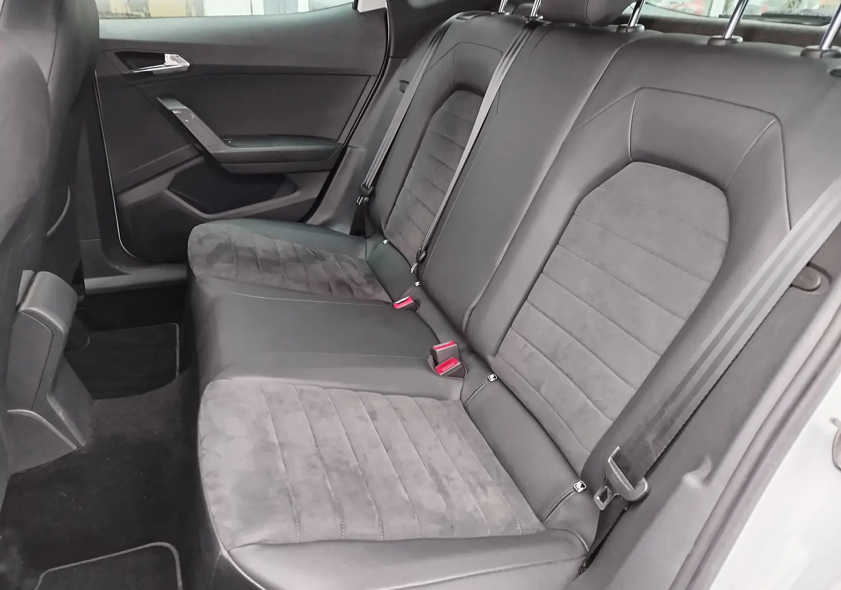 Vue intérieure côté droit des sièges arrière en cuir et alcantara gris foncé du SEAT Arona 2020 blanc avec toit gris magnétique.