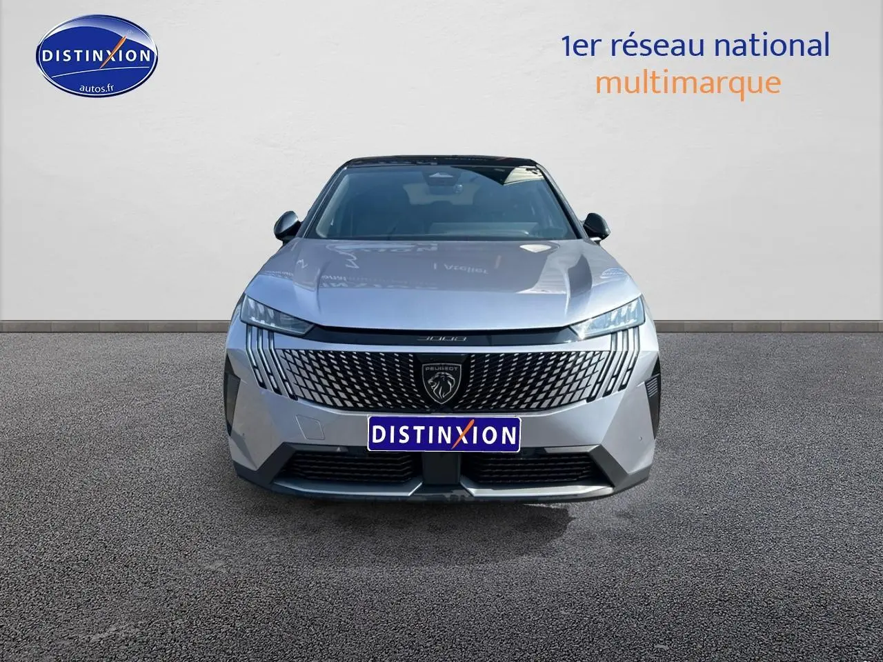 Vue avant d'un Peugeot 3008 gris artense 2025 avec calandre distinctive et phares LED fins allumés.