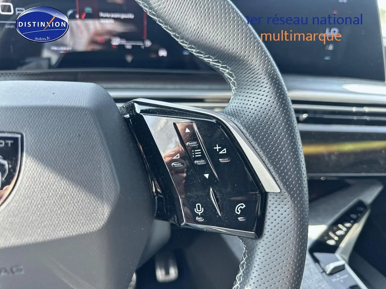 Gros plan sur le volant cuir perforé du Peugeot 3008 gris Artense, avec commandes vocales et audio intégrées.