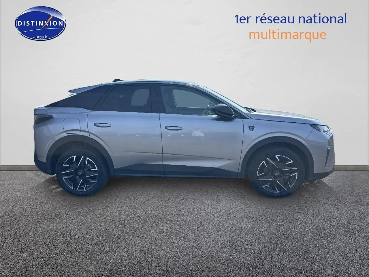 Profil droit d’un Peugeot 3008 gris Artense 2025 avec jantes alu noires et toit noir contrasté.
