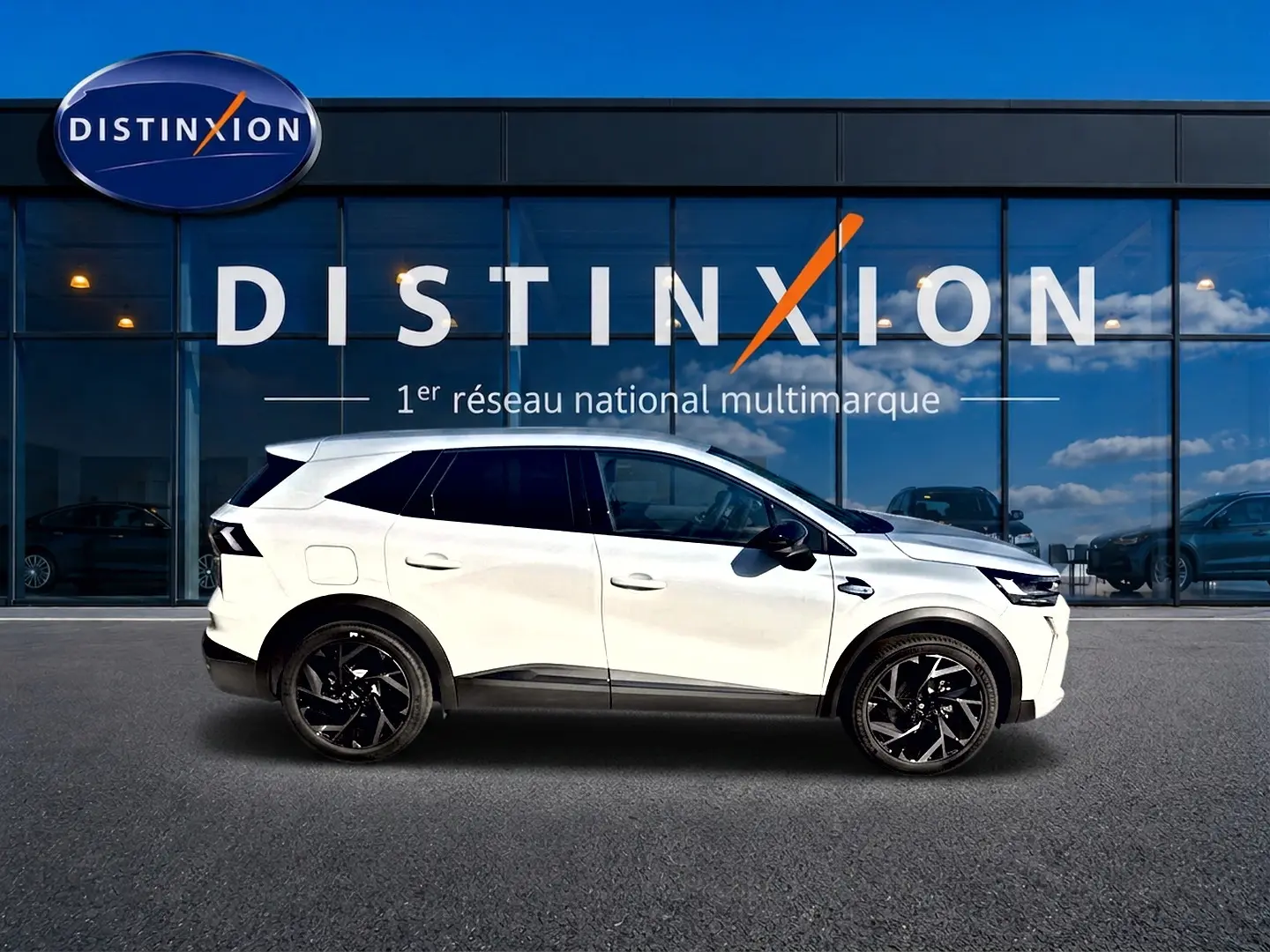 Renault Symbioz blanc nacré vu de profil côté gauche, avec jantes noires et vitres teintées.