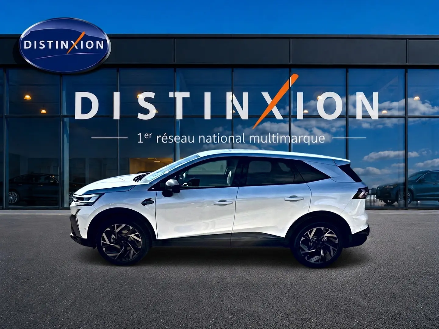 Renault Symbioz blanc nacré en profil droit, SUV hybride avec jantes alu noires et vitres surteintées.
