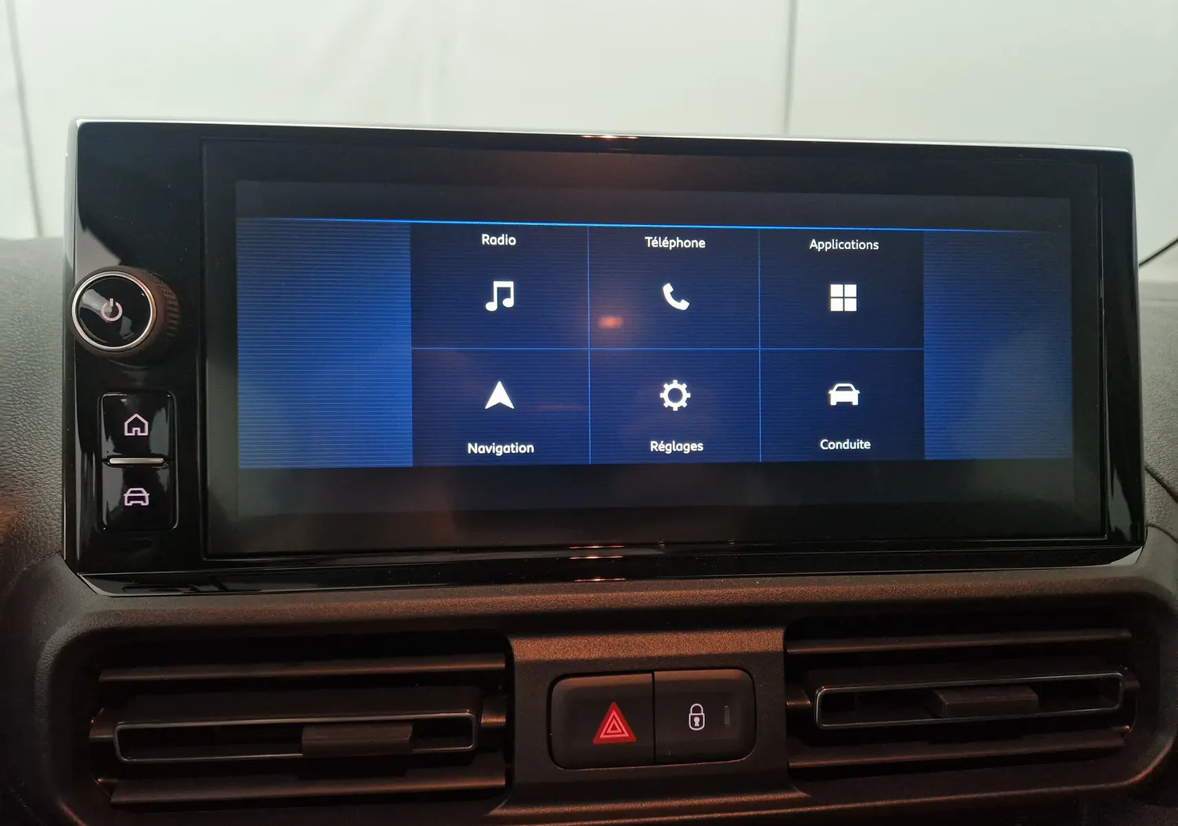 Écran tactile central du tableau de bord de l'Opel Combo Life 2025 affichant les menus radio, téléphone, navigation et conduite.