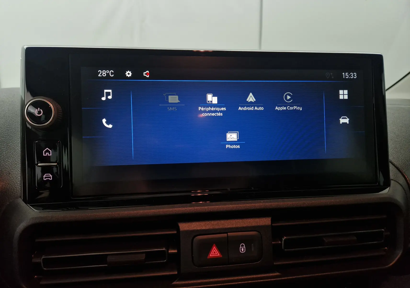 Écran tactile central de l'Opel Combo Life 2025 affichant les options Android Auto et Apple CarPlay dans un intérieur noir.