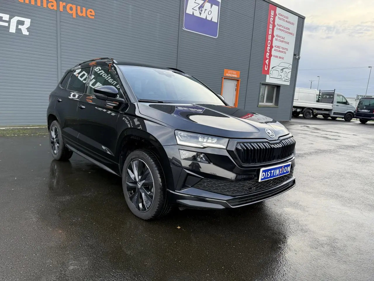 Vue 3/4 avant gauche d'un Skoda Karoq noir Magic nacré avec jantes alliage noires et phares Full LED Matrix.