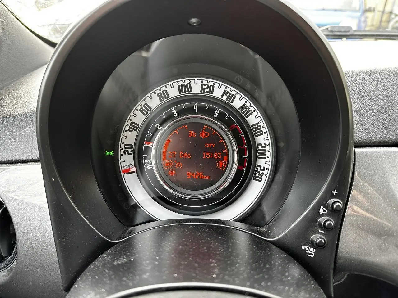 Vue rapprochée du combiné d'instrumentation analogique de la Fiat 500 gris foncé, affichant la vitesse et l'odomètre numérique.