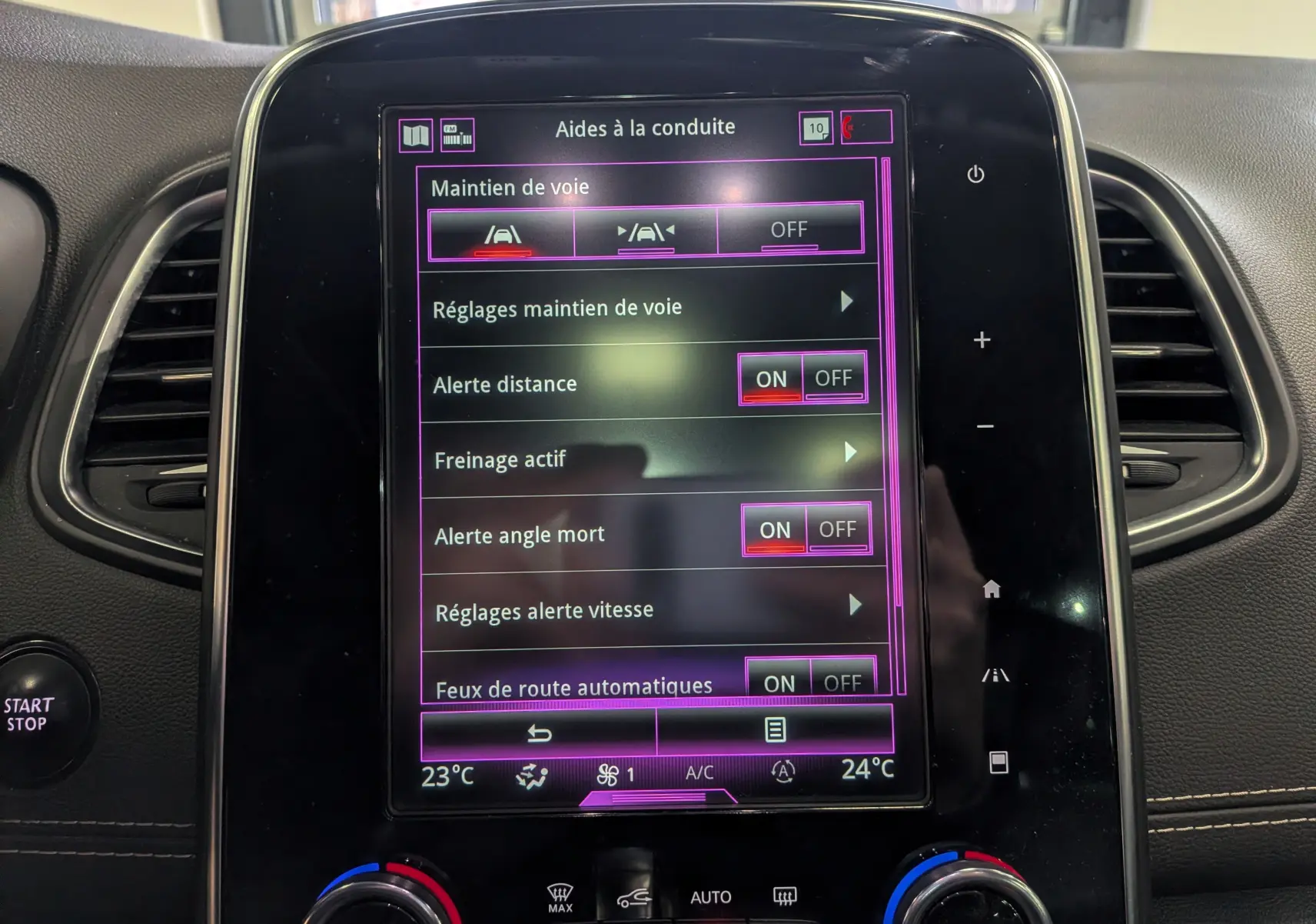 Écran tactile central du Renault Scénic IV noir étoilé de 2018, affichant les réglages des aides à la conduite.