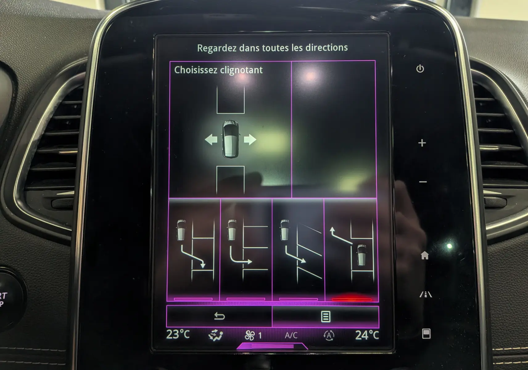 Écran tactile central du Renault Scénic IV noir étoilé de 2018 montrant les options d’aide au stationnement et de clignotants.