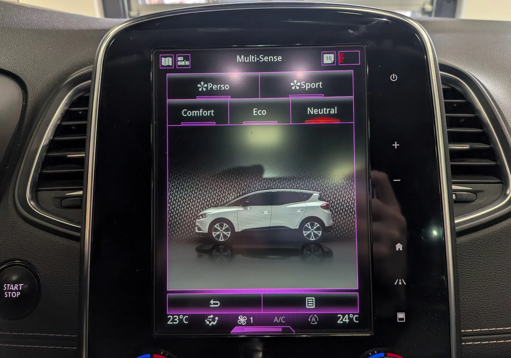 Écran central montrant le profil latéral d’un Renault Scénic IV blanc dans le menu Multi-Sense intérieur.