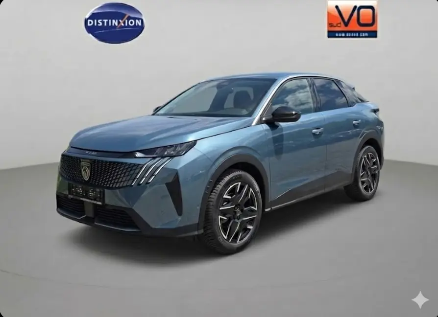 Peugeot 3008 Hybrid 145 e-DCS6 Allure bleu en 3/4 avant droit avec jantes alliage 19 pouces et calandre distinctive.