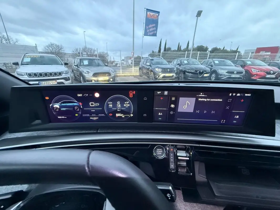 Vue intérieure du cockpit numérique du Peugeot 3008 Hybrid 145 e-DCS6 Allure 2025 en bleu, avec tableau de bord et écran tactile.