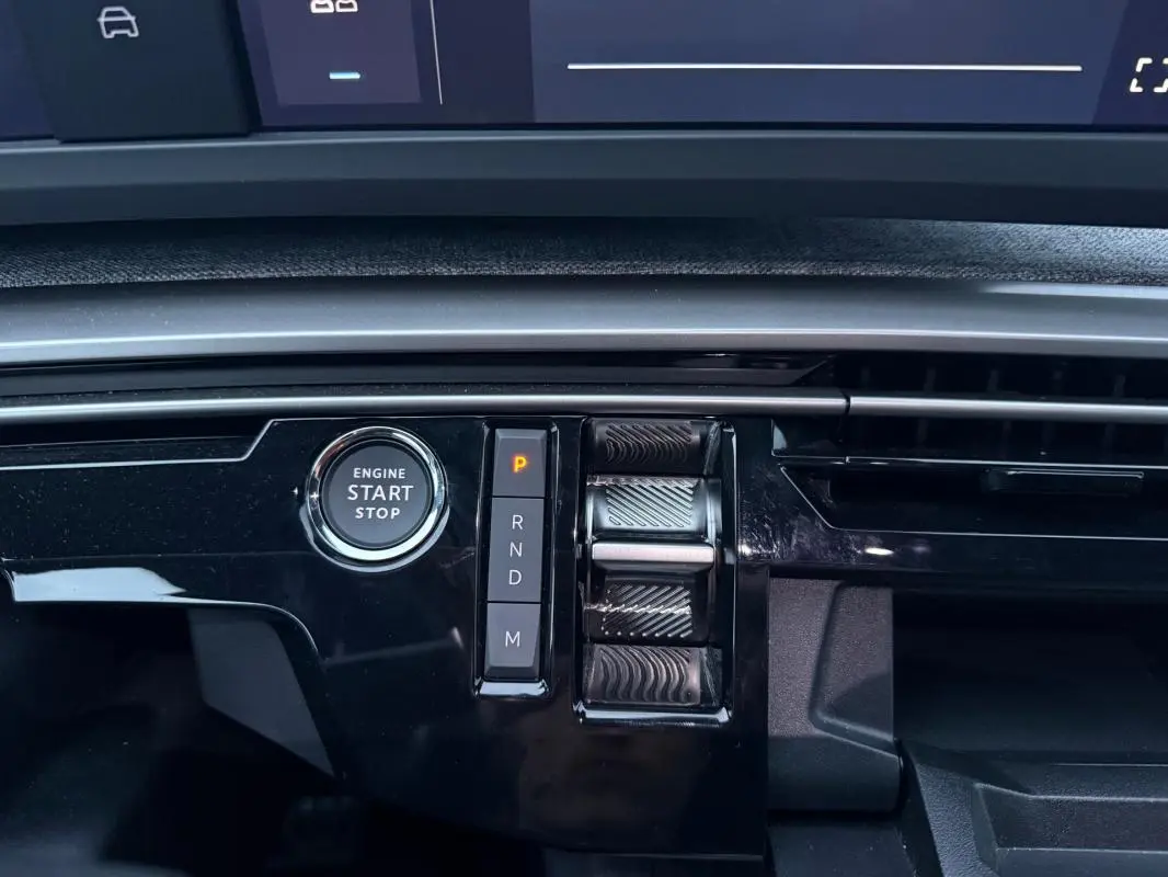 Gros plan sur la console centrale du Peugeot 3008 Hybrid 145 e-DCS6 Allure 2025, avec bouton start/stop et sélecteur de boîte auto.