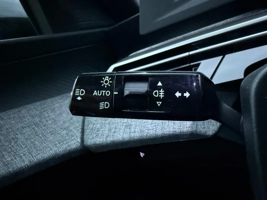 Gros plan sur la commande d’allumage automatique des feux du Peugeot 3008 Hybrid 145 e-DCS6 Allure 2025.