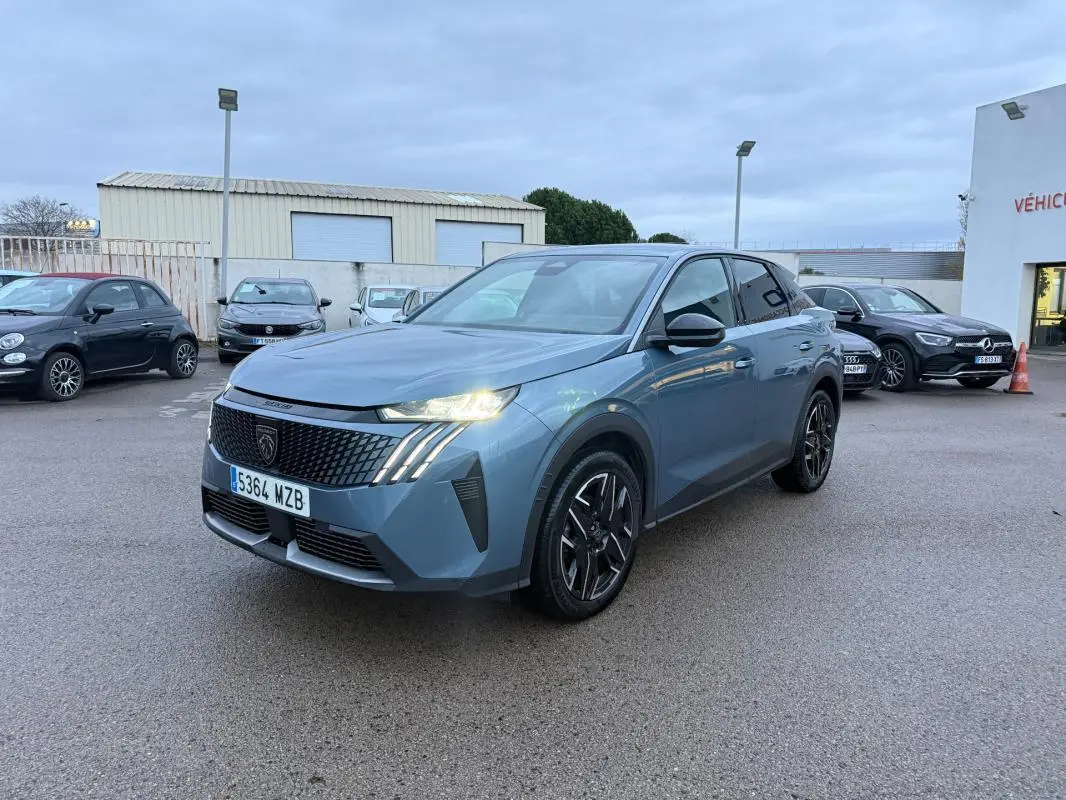 Peugeot 3008 Hybrid bleu en 3/4 avant droit, phares allumés et jantes alliage noires de 19 pouces visibles.