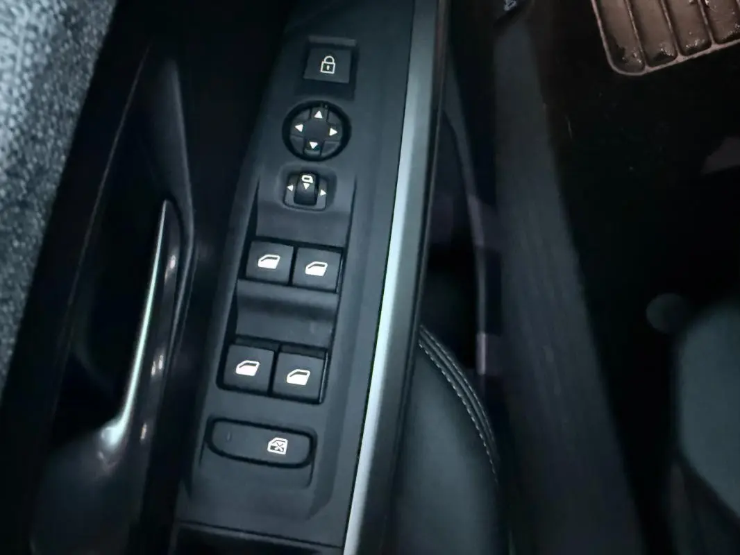 Vue rapprochée des commandes de lève-vitres et rétroviseurs côté conducteur du Peugeot 3008 Hybrid 145 e-DCS6 Allure.