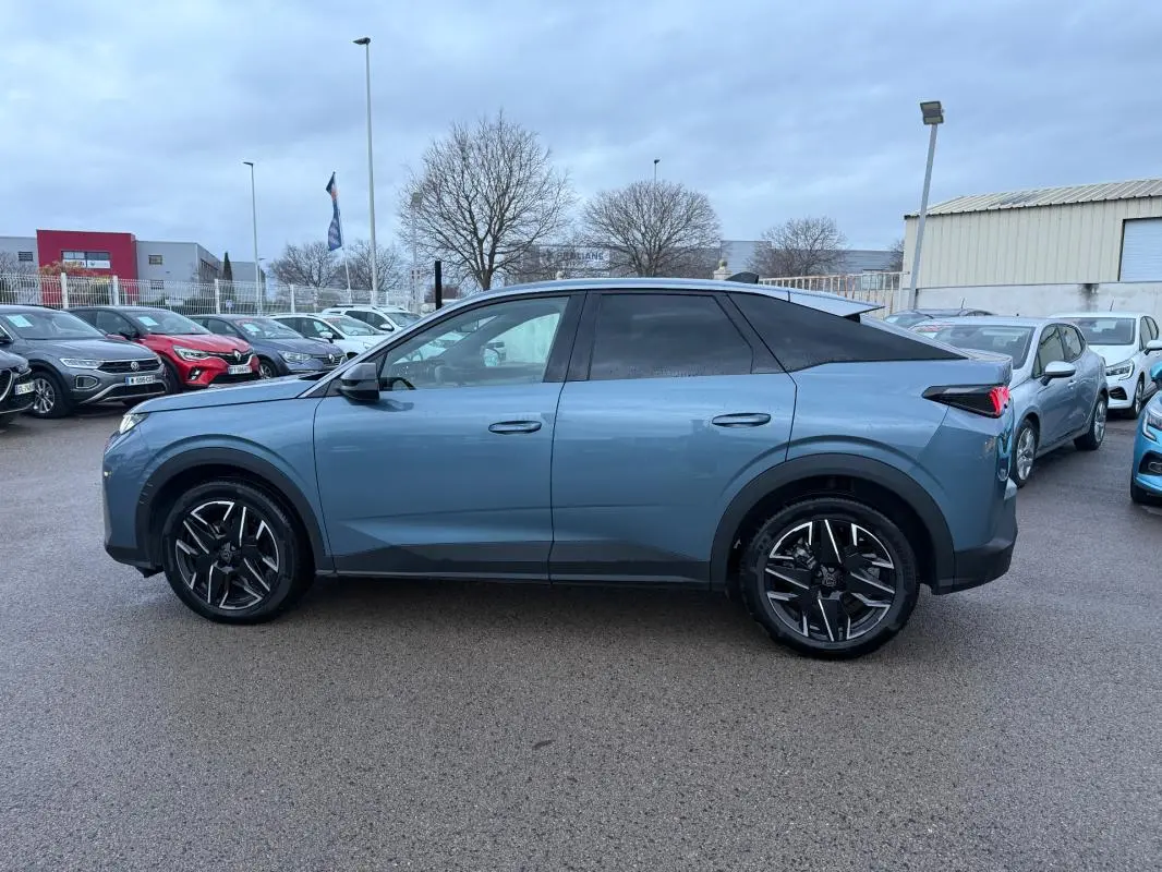 Vue de profil côté gauche d’un Peugeot 3008 Hybrid 145 e-DCS6 Allure bleu avec jantes alliage 19 pouces sur parking extérieur.