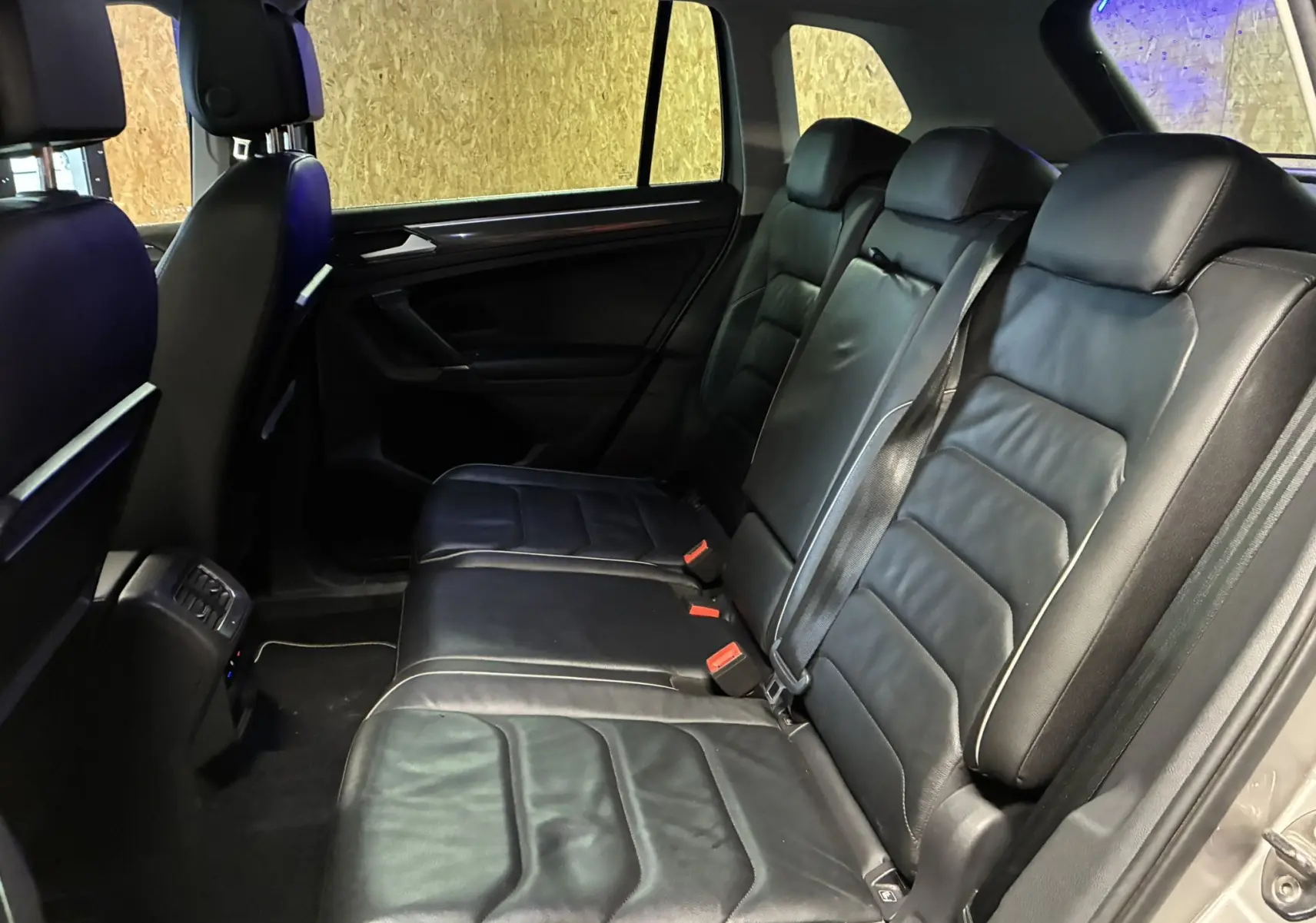 Vue intérieure du côté droit sur les sièges arrière en cuir noir du Volkswagen Tiguan 2.0 TDI 150 Carat de 2017.