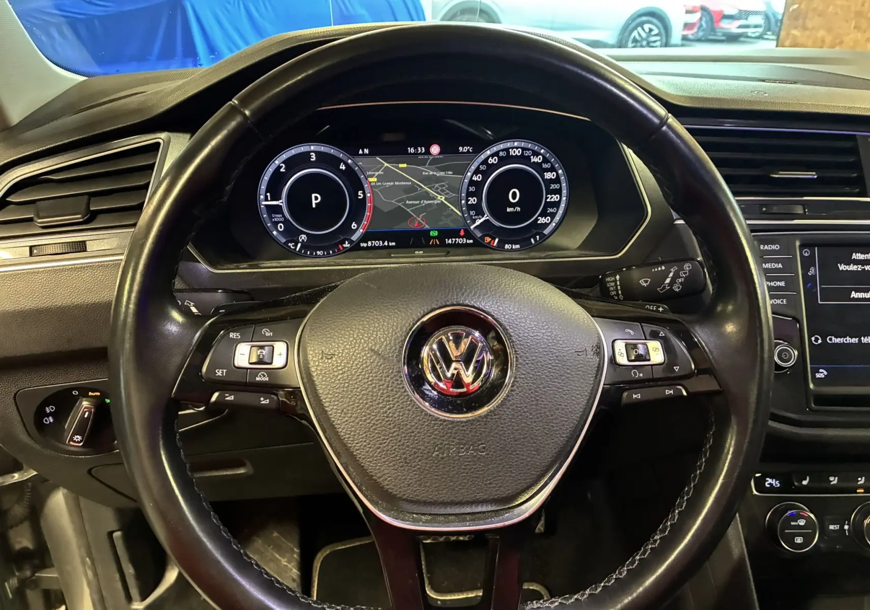 Vue rapprochée du volant noir en cuir et du tableau de bord numérique du Volkswagen Tiguan 2.0 TDI 150 Carat de 2017.