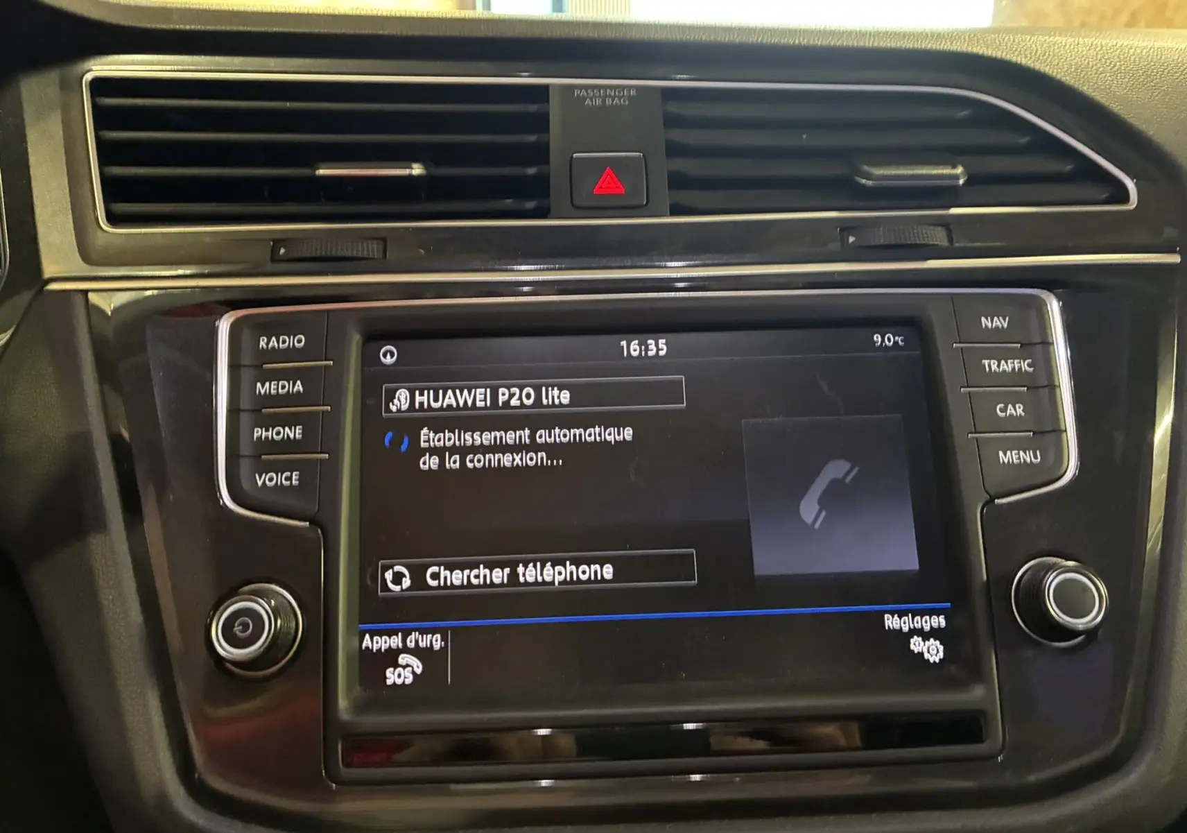Vue rapprochée de l'écran multimédia central du Volkswagen Tiguan 2.0 TDI 150 Carat, affichant la connexion Bluetooth.
