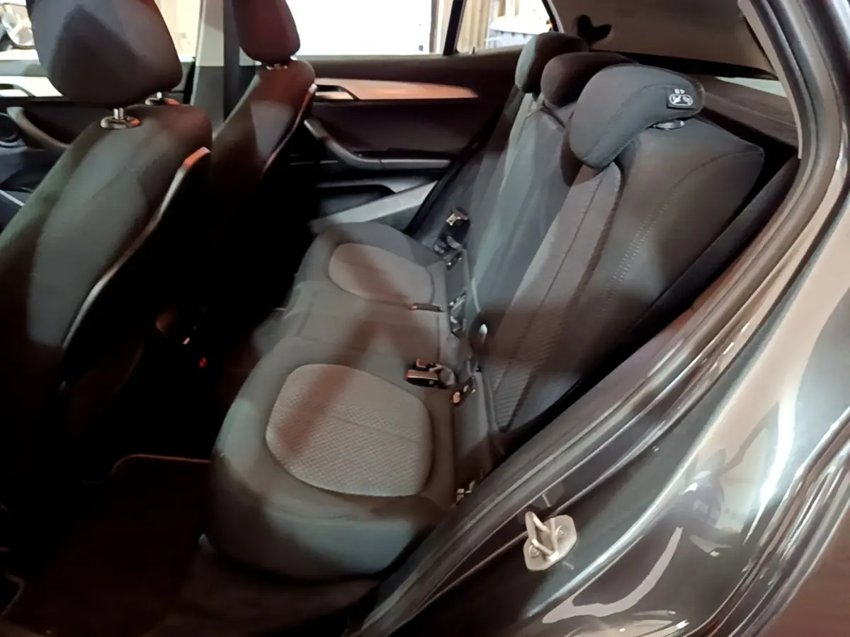 Vue intérieure arrière côté droit des sièges tissu gris foncé de la BMW X2 sDrive18i Lounge 2021, portière ouverte.