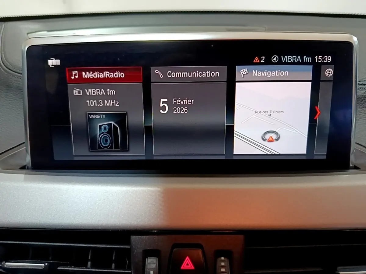 Écran central du tableau de bord BMW X2 sDrive18i 2021 affichant radio, communication et navigation.