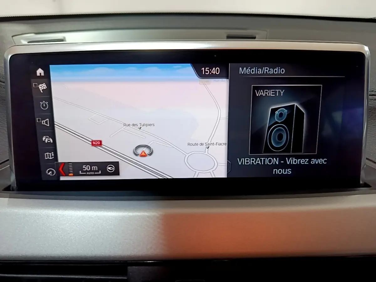 Écran central du tableau de bord du BMW X2 2021 affichant la navigation et la radio, vue de face.