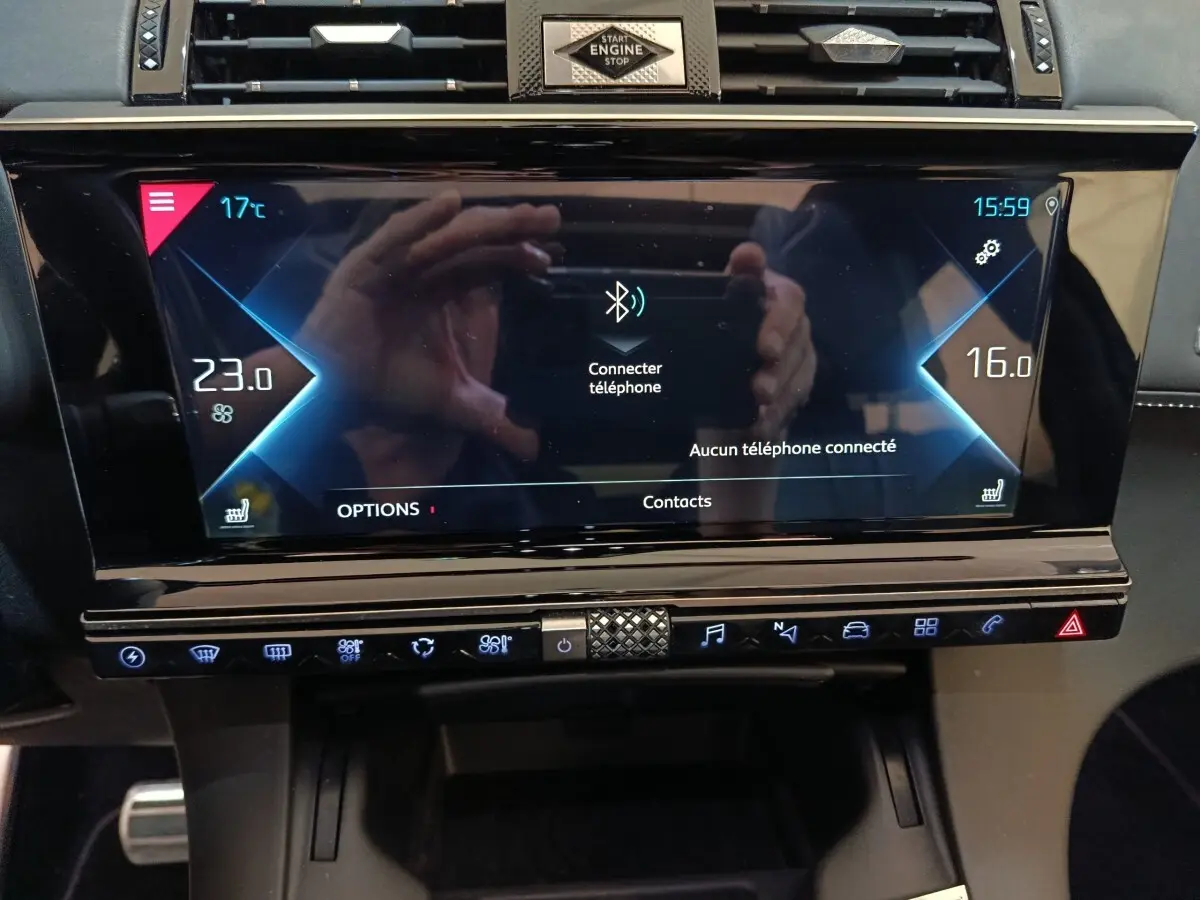 Écran tactile central du tableau de bord du DS7 Crossback noir, affichant la connexion Bluetooth et la climatisation.