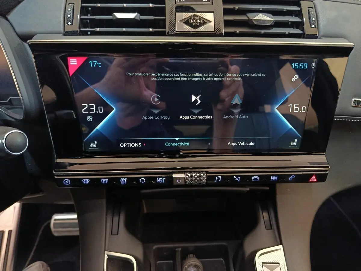 Vue frontale du tableau de bord noir du DS7 Crossback E-TENSE 2022, avec écran tactile central affichant Apple CarPlay et Android Auto.