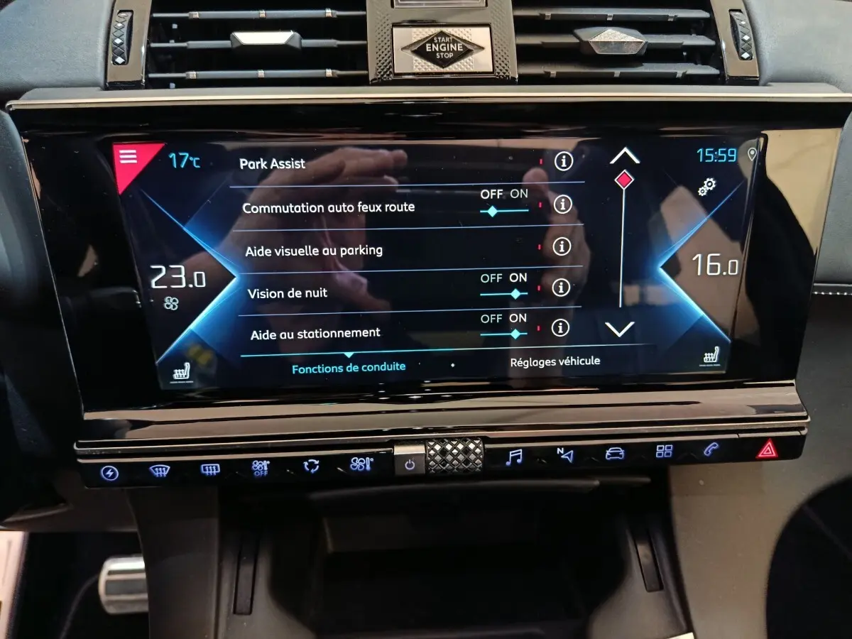 Écran tactile central du DS7 Crossback noir, affichant les réglages d'aide à la conduite et climatisation.