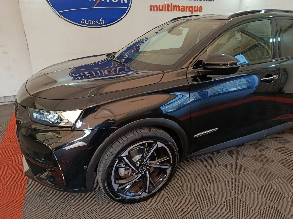 Vue 3/4 avant droit du DS7 Crossback E-TENSE 4x4 300 noir brillant, mettant en valeur ses jantes alliage et phares LED.