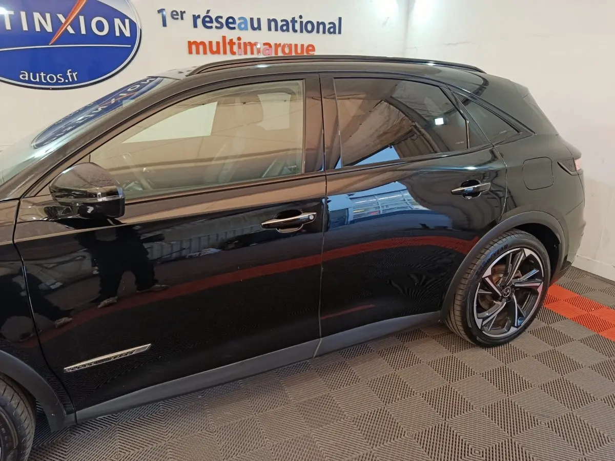 Vue latérale droite du DS7 Crossback E-TENSE 4x4 noir brillant, mettant en valeur ses jantes alliage et ses lignes élégantes.