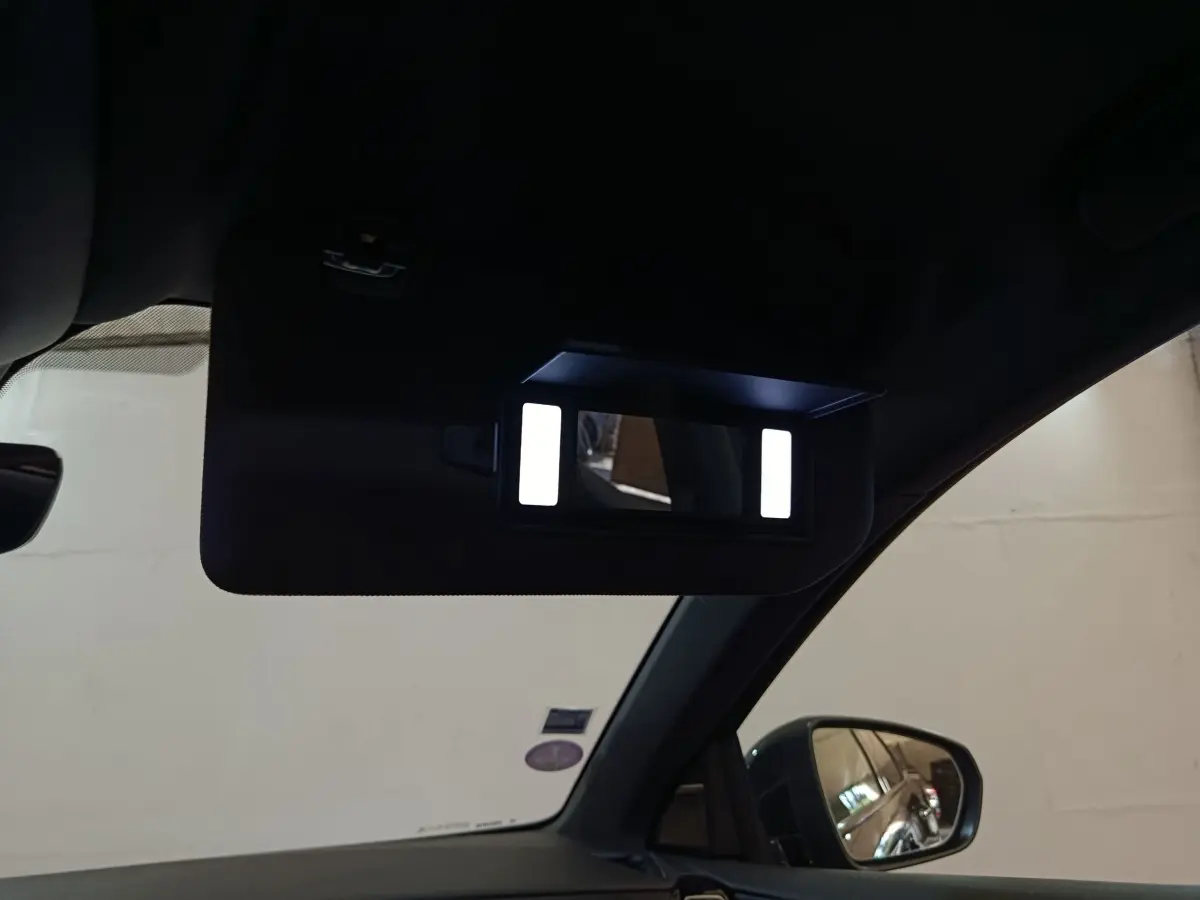 Détail intérieur du pare-soleil avec miroir éclairé côté conducteur du DS7 Crossback noir E-TENSE 4x4 2022.