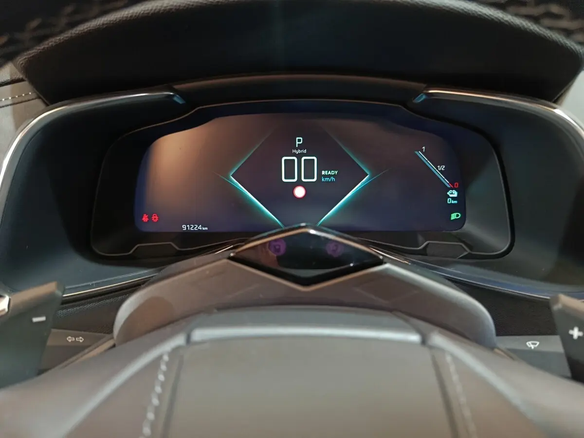 Vue rapprochée du tableau de bord numérique du DS7 Crossback E-TENSE 4x4 300, affichage hybride et vitesse zéro.