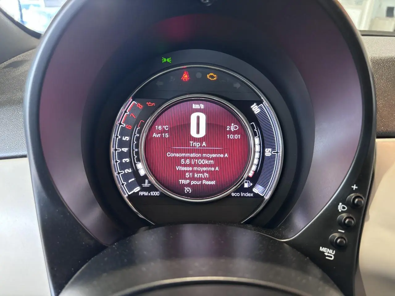 Vue rapprochée du combiné de bord numérique TFT 7'' rouge de la Fiat 500 Dolcevita 2021, affichant vitesse et consommation.