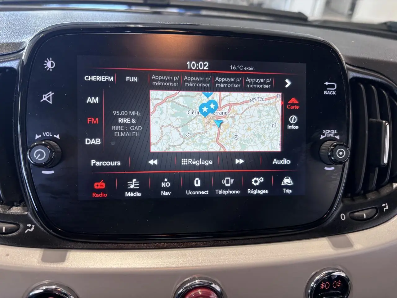 Écran tactile central Uconnect 7" HD avec navigation affichant une carte, dans une Fiat 500 verte de 2021.