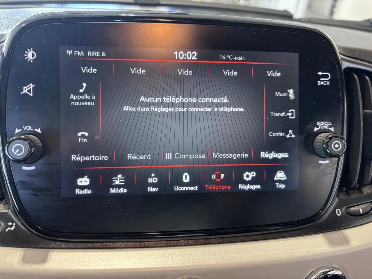 Écran tactile central du système Uconnect 7'' de la Fiat 500 Dolcevita, affichant le menu téléphone.