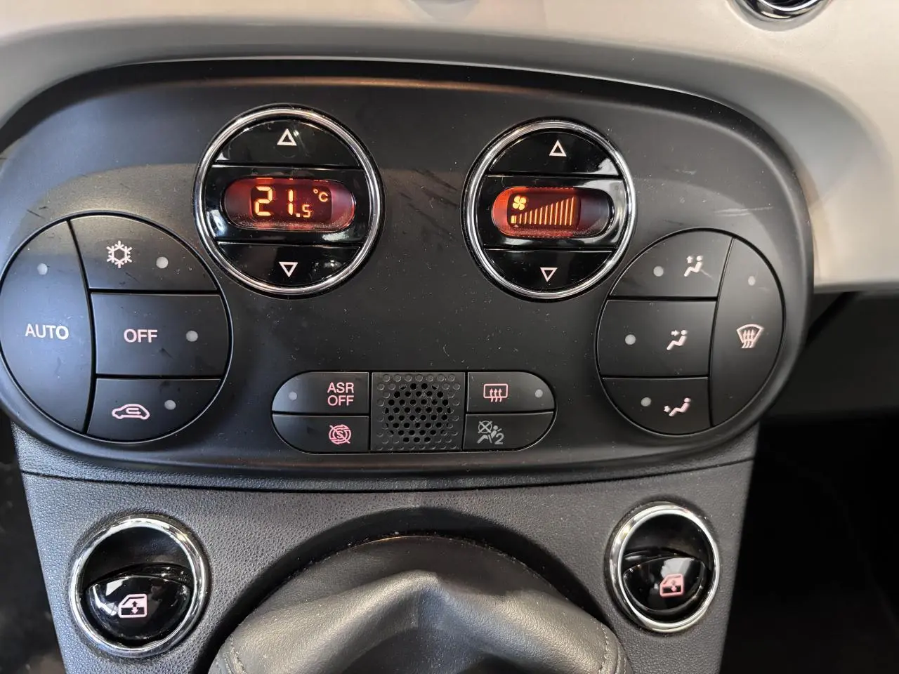 Gros plan sur la console de climatisation automatique de la Fiat 500, avec affichage numérique et commandes circulaires.