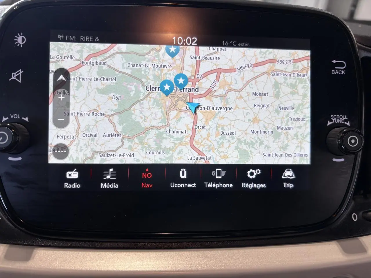 Écran tactile Uconnect 7 pouces affichant la navigation dans une Fiat 500 verte, vue intérieure du tableau de bord.