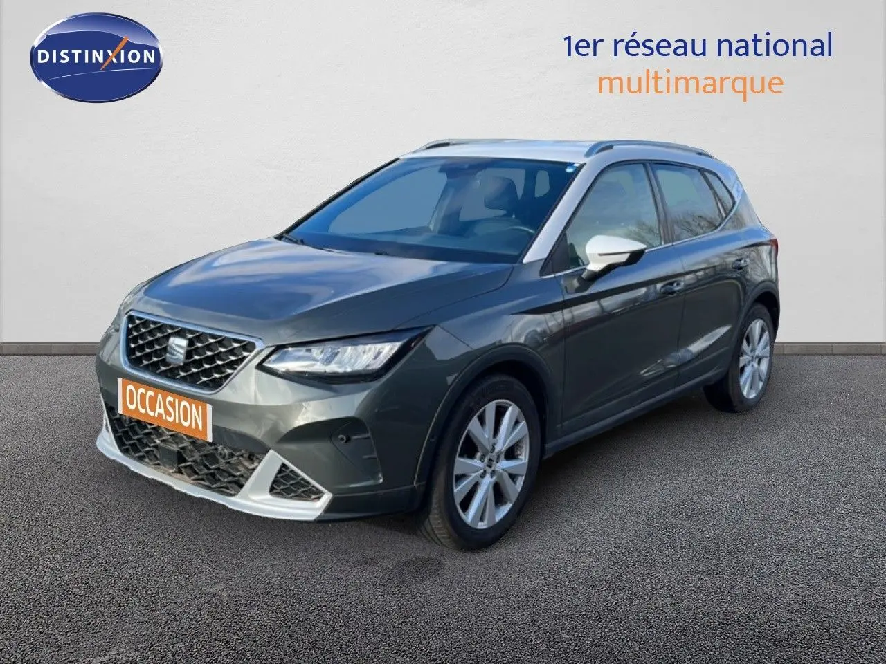 SEAT Arona gris magnétique 3/4 avant droit, avec calandre distinctive et jantes alliage 17 pouces.
