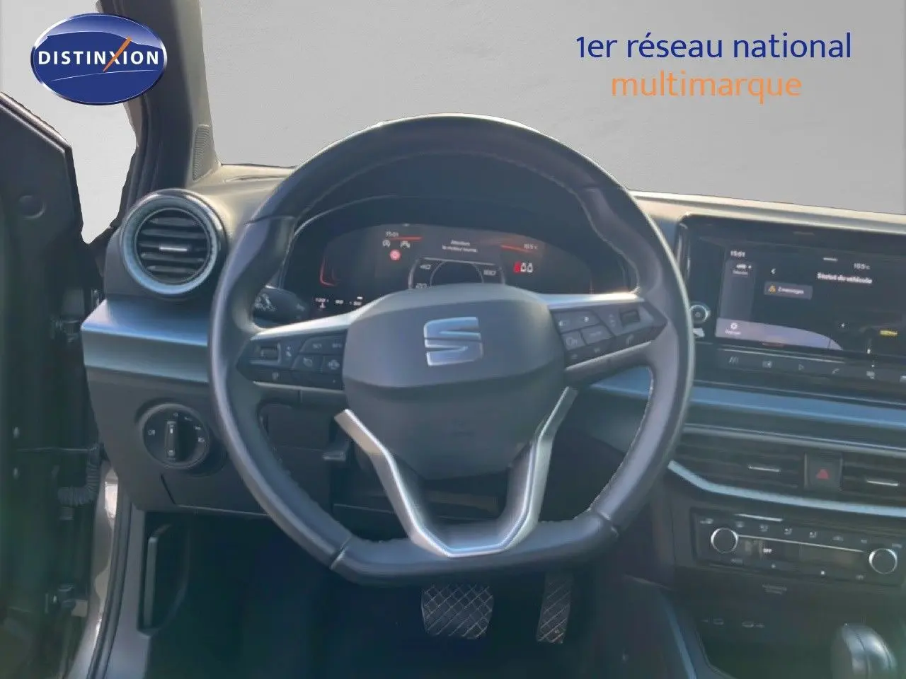 Vue intérieure centrée sur le volant cuir multifonction du SEAT Arona 2025, avec tableau de bord digital et écran tactile.