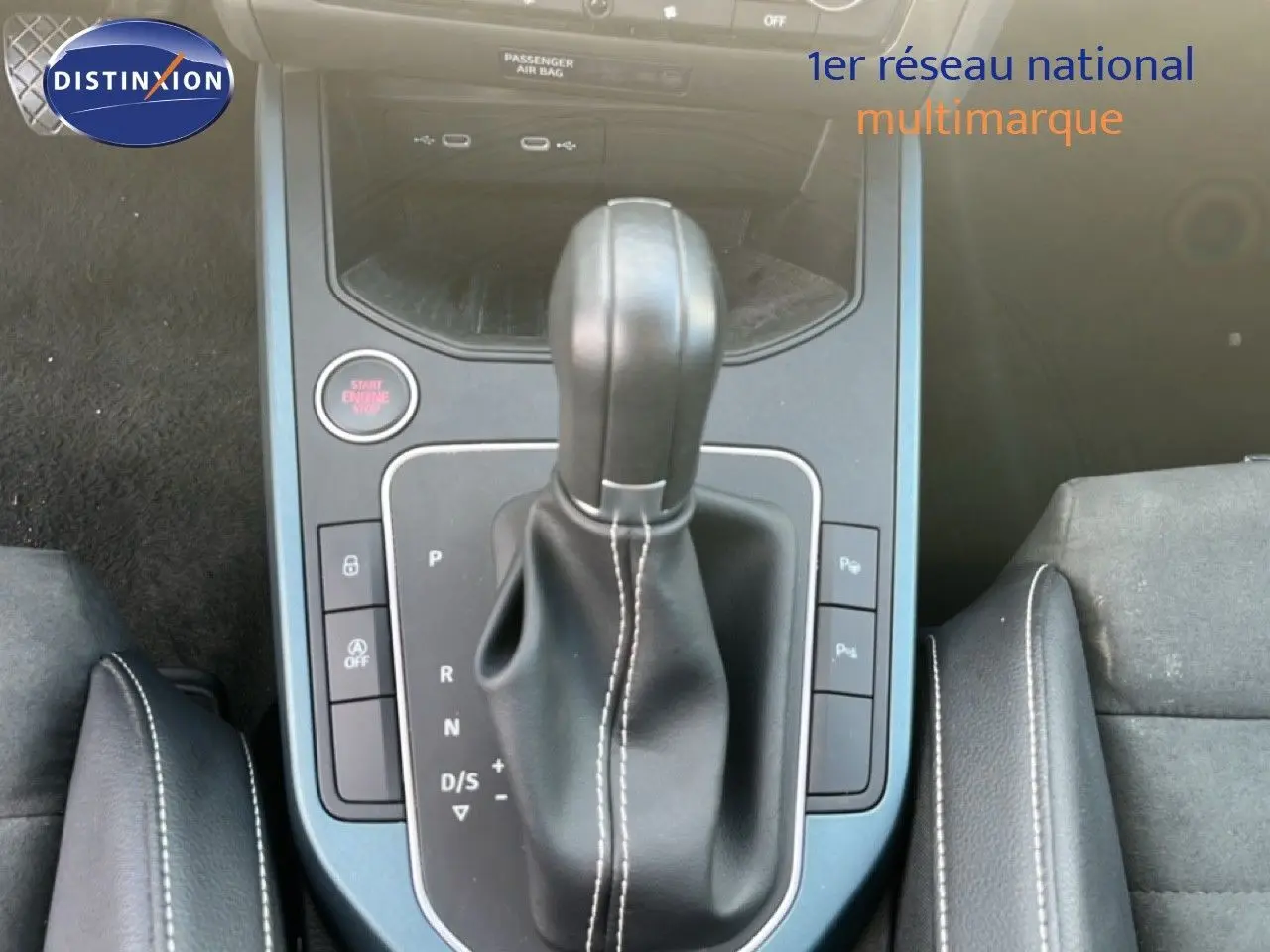 Gros plan sur la console centrale de la SEAT Arona 2025, montrant le levier de vitesses automatique en cuir noir.