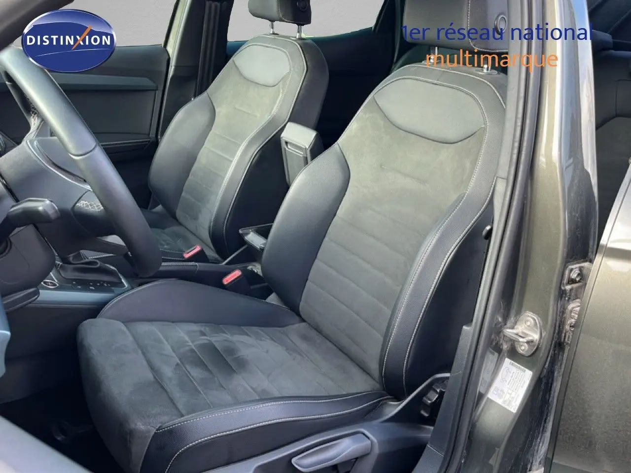 Vue intérieure côté conducteur du SEAT Arona gris magnétique, mettant en valeur les sièges en cuir et alcantara noirs.