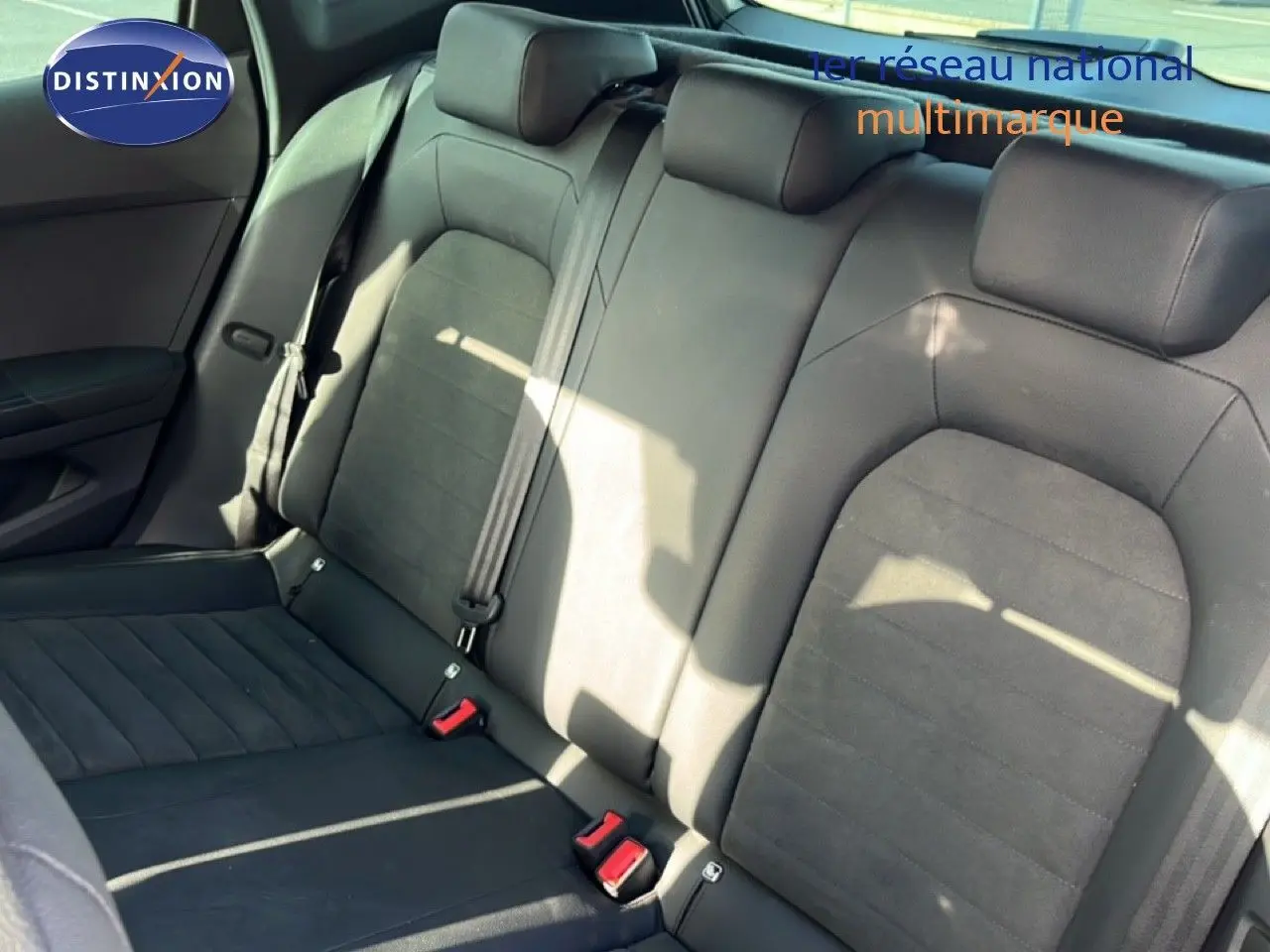 Vue intérieure des sièges arrière en tissu noir du SEAT Arona 2025, avec ceintures de sécurité visibles.