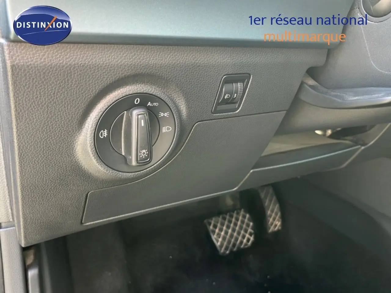 Gros plan sur la commande d’éclairage côté gauche du tableau de bord du SEAT Arona gris métallique.