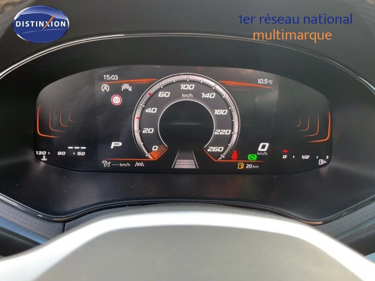 Vue rapprochée du tableau de bord numérique du SEAT Arona gris magnétique, affichant la vitesse et les indicateurs.