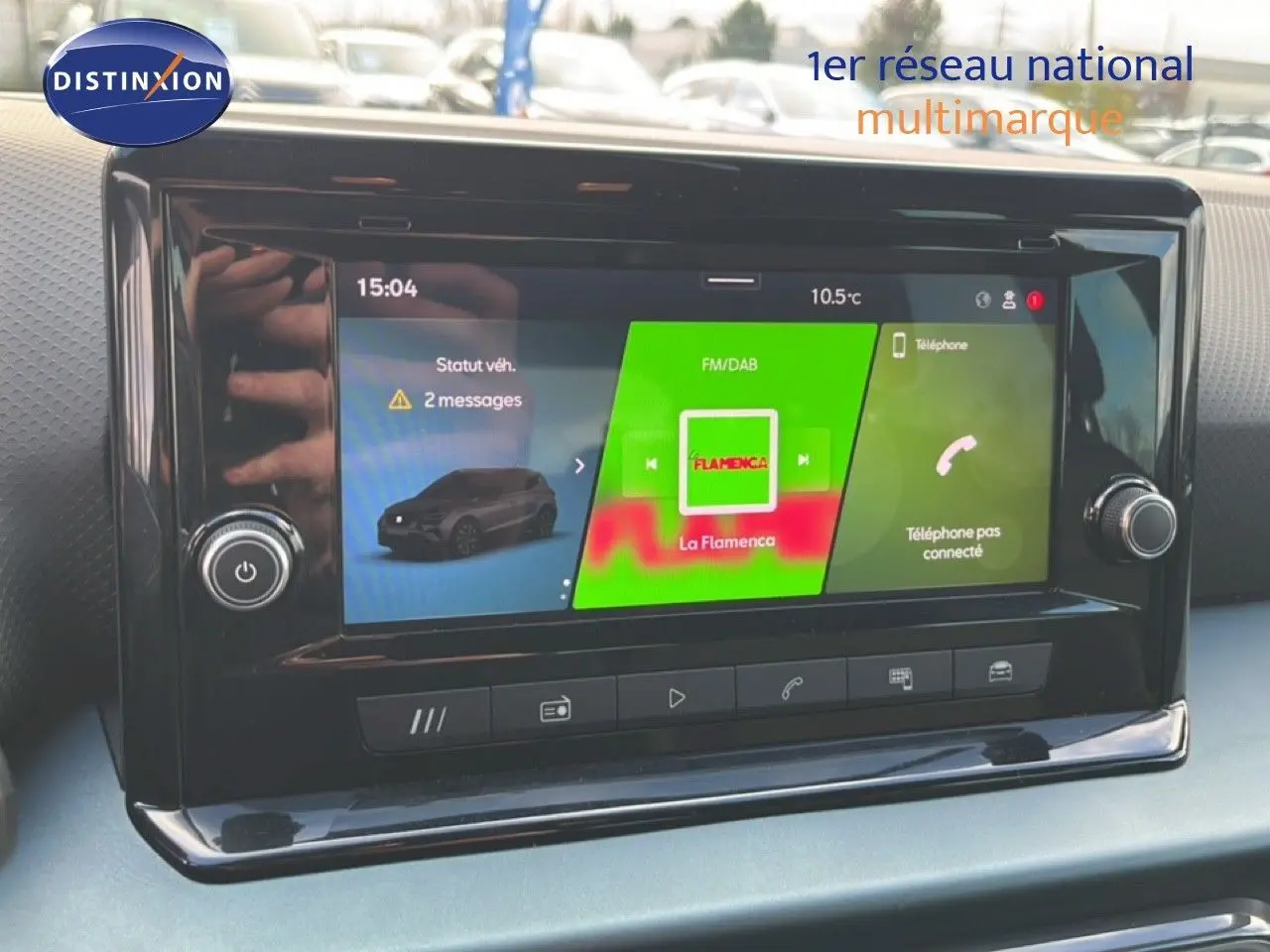 Écran tactile central du tableau de bord du SEAT Arona 2025, affichant radio FM/DAB et statut véhicule.