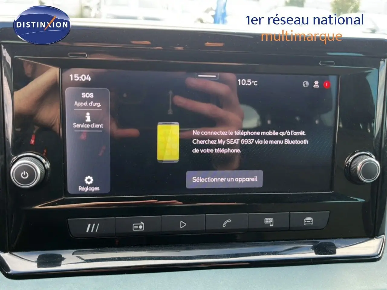 Écran tactile central du tableau de bord du SEAT Arona 2025, affichant le menu Bluetooth et commandes tactiles.